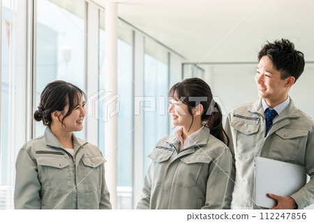 製造、建築、運輸和建築業的男女員工穿著工作服。 製造、建築、運輸和建築業的男女員工穿著工作服。 112247856