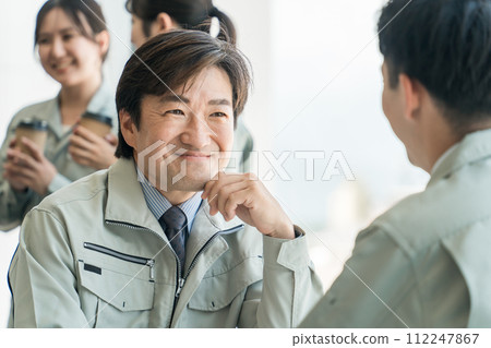Middle-aged male businessman in work clothes/work clothes Middle-aged male businessman in work clothes/work clothes 112247867