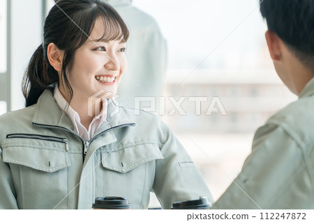 Young Asian business woman in work clothes/work clothes 112247872