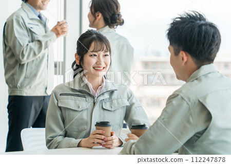 穿著工作服的女人和男人在辦公室休息區喝咖啡 112247878