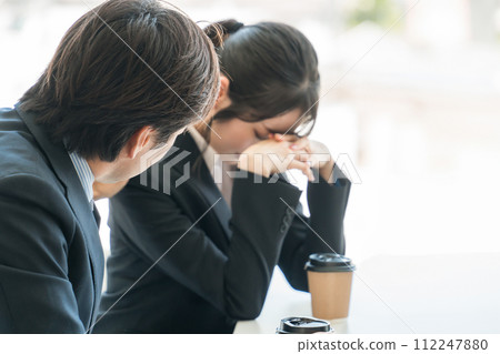 老闆男商人安慰沮喪的女商人 112247880