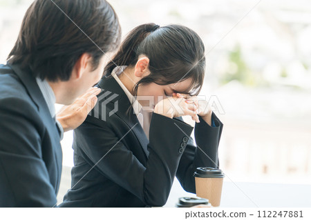 一位憂鬱的年輕女商人受到她老闆/資深男性商人的鼓勵 112247881
