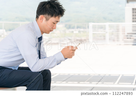 使用智慧型手機/智慧型手機的男性商人（擔憂、沮喪、悲傷、困擾、擔憂） 112247893