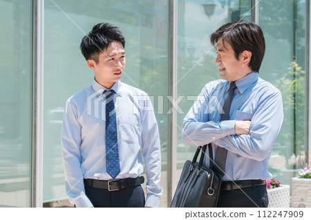 辦公區負責培訓的資深商人給下屬商人策劃 112247909