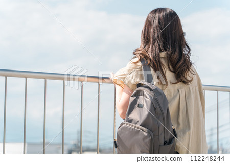 女學生/大學生在天台看風景的背影（憂慮、憂鬱、思鄉、壓力） 112248244
