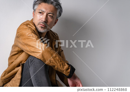 高級男性時尚坐 112248868