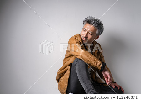 高級男性時尚坐 112248871