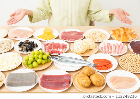 Various ingredients and middle-aged women Various ingredients and middle-aged women 112249230