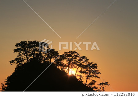Sunset over the island of Dogashima 112252016