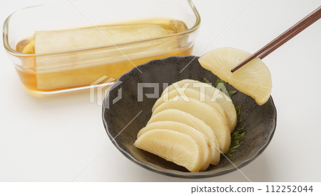 Pickled radish/soy sauce image 112252044