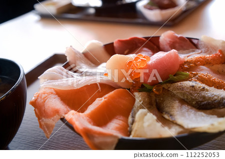 在和歌山漁港吃的海鮮蓋飯 112252053