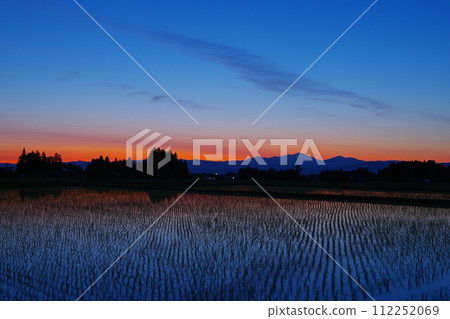插秧後的花卷三鄉村風景,以晨霞佈滿雲彩的天空和早山山為背景 Ver1 插秧後的花卷三鄉村風景,以晨霞佈滿雲彩的天空和早山山為背景 Ver1 112252069