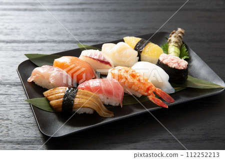 壽司,日本食品握壽司,拍攝於黑色背景 壽司,日本食品握壽司,拍攝於黑色背景 112252213