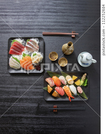 壽司、生魚片和日本料理的俯視攝影 112252684
