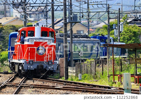 A push-pull train goes along the fresh green Kinu road... DL Taiki "PP driving" 112252868