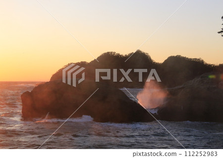 billowing waves 112252983