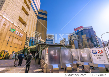 日本東京城市景觀,俯瞰惠比壽站西口、公共吸煙區等。 日本東京城市景觀,俯瞰惠比壽站西口、公共吸煙區等。 112253004