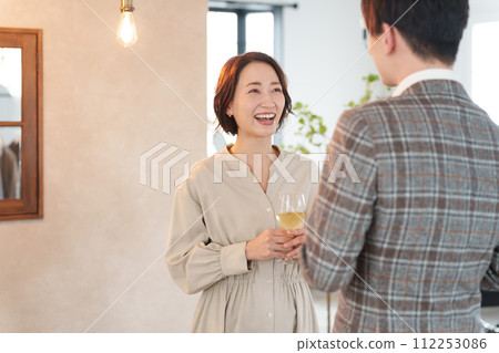 men and women drinking alcohol men and women drinking alcohol 112253086