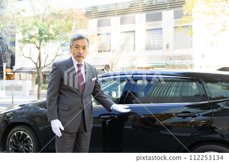 Senior male driver rideshare 112253134