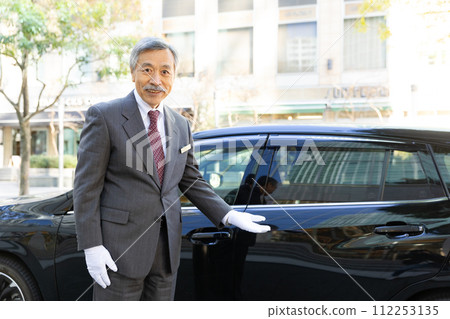 Senior male driver rideshare 112253135