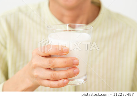 中年女人喝牛奶 中年女人喝牛奶 112253497