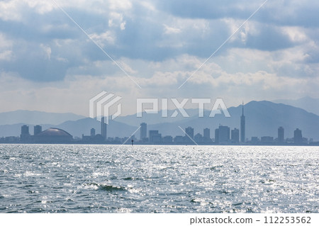 從海上看福岡市的摩天大樓 112253562