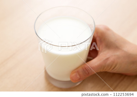 喝牛奶的中年婦女的手 喝牛奶的中年婦女的手 112253694