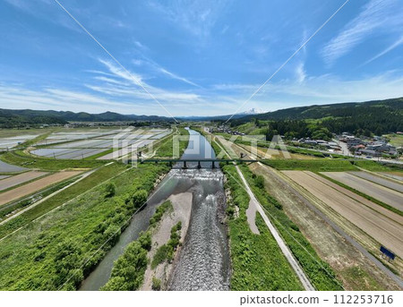 [Aerial photography] Yuri Kogen Railway iron bridge and Mt. Chokai (Akita Prefecture) <Southeast facing/distant view> 112253716