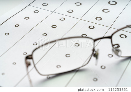 眼鏡和視力測試圖 112255861