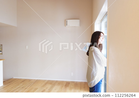 一位女士參觀房地產 112256264