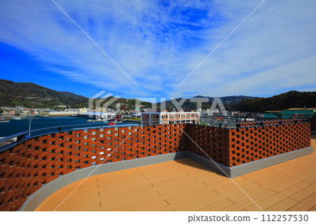 [愛媛郡] 八幡濱渡輪碼頭展望台與八幡濱市在陽光燦爛的日子 112257530