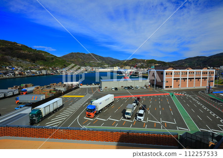 [Ehime Prefecture] Yawatahama city seen from the observation deck of Yawatahama Ferry Terminal on a clear day 112257533