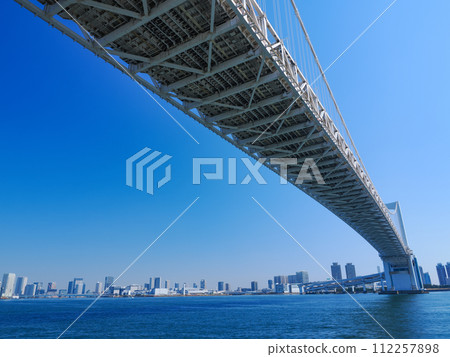 (東京)從芝浦南碼頭公園看到的彩虹橋 (東京)從芝浦南碼頭公園看到的彩虹橋 112257898