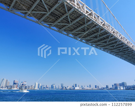 (東京)從芝浦南碼頭公園看到的彩虹橋 (東京)從芝浦南碼頭公園看到的彩虹橋 112257899