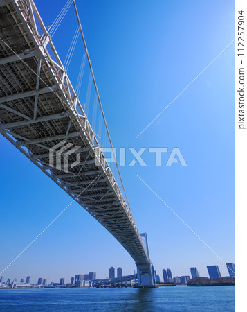 （東京）從芝浦南碼頭公園看到的彩虹橋 112257904
