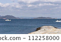 可以看到平靜的大海、白雲密佈的天空和駛過的船隻的景觀。 112258000