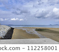 突入大海的碼頭、淺淺的沙灘和廣闊的天空的自然景觀。 112258001