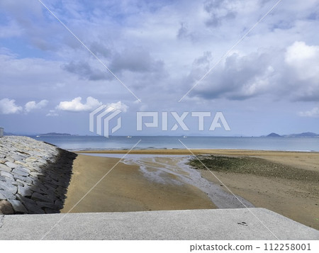 突入大海的碼頭、淺淺的沙灘和廣闊的天空的自然景觀。 突入大海的碼頭、淺淺的沙灘和廣闊的天空的自然景觀。 112258001