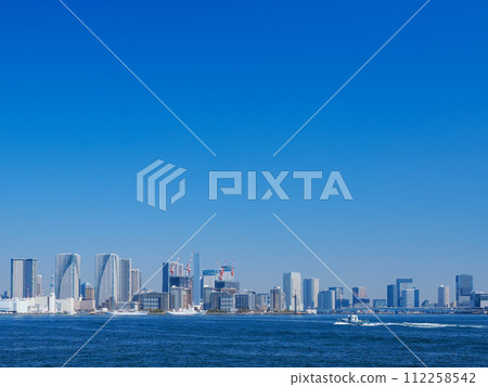 (Tokyo) Harumi and Toyosu buildings seen from the Rainbow Bridge promenade 112258542