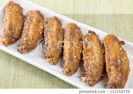 Deep-fried delicious chicken wings 112258738