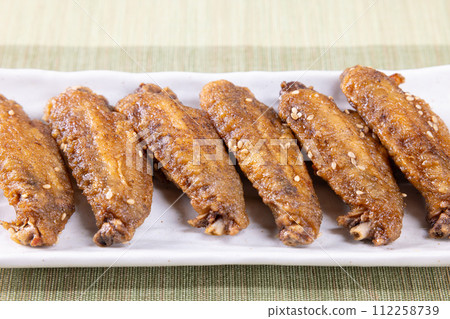 Deep-fried delicious chicken wings 112258739