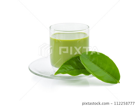 Hot green tea matcha latte with powdered green tea and tea leaves isolated on white background. 112258777