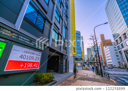Japan's Tokyo cityscape Nikkei average stock price reaches record high of 40,000 yen... Stock price board (closing price)... "Kabutocho" intersection... = 4th 112258899