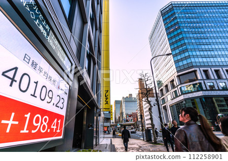 Japan's Tokyo cityscape Nikkei average stock price reaches all-time high of 40,000 yen...Woman looking at stock price board (closing price)...=4 days 112258901