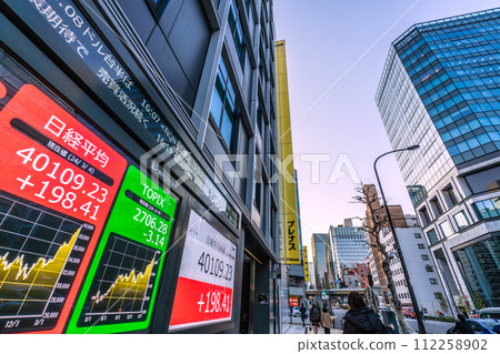 Japan's Tokyo cityscape Nikkei average stock price reaches record high of 40,000 yen... Stock price board (closing price)... "Kabutocho" intersection... = 4th 112258902