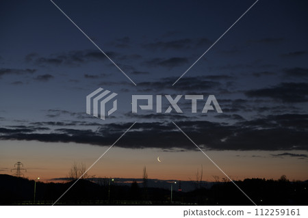 晨星和黎明的月亮在黎明的天空升起 晨星和黎明的月亮在黎明的天空升起 112259161