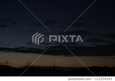 晨星和黎明的月亮在黎明的天空升起 晨星和黎明的月亮在黎明的天空升起 112259163