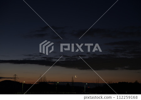 晨星和黎明的月亮在黎明的天空升起 晨星和黎明的月亮在黎明的天空升起 112259168