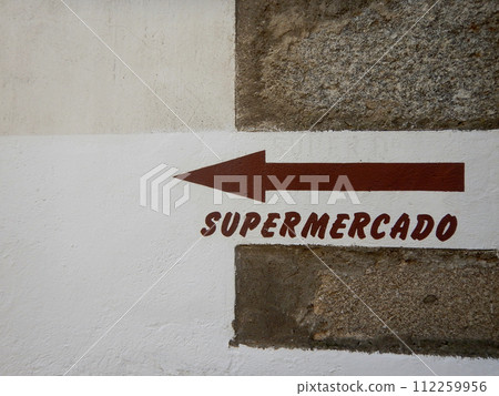 Red arrow on the wall to go to the supermarket Red arrow on the wall to go to the supermarket 112259956