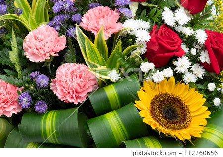 Mix of different flowers 112260656